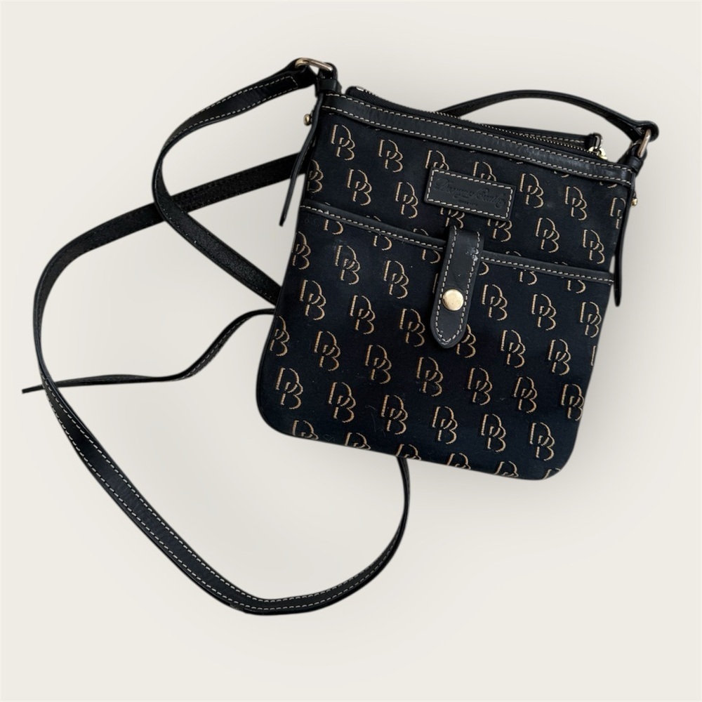 DOONEY & BOURKE LETTER CARRIER CROSSBODY BAG SIGNATURE BLACK EUC